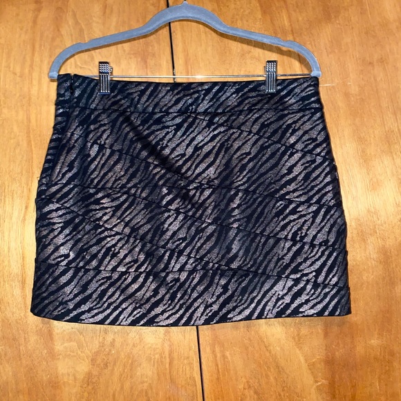 Express black and gold mini skirt - Picture 2 of 4